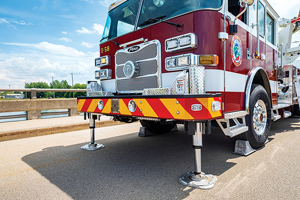 100' MidMount Aerial Platform Front Stabilizer Down Jacks