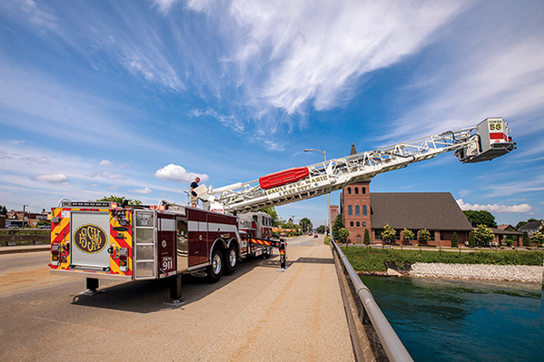 100' MidMount Aerial Platform Ladder Extended in Air