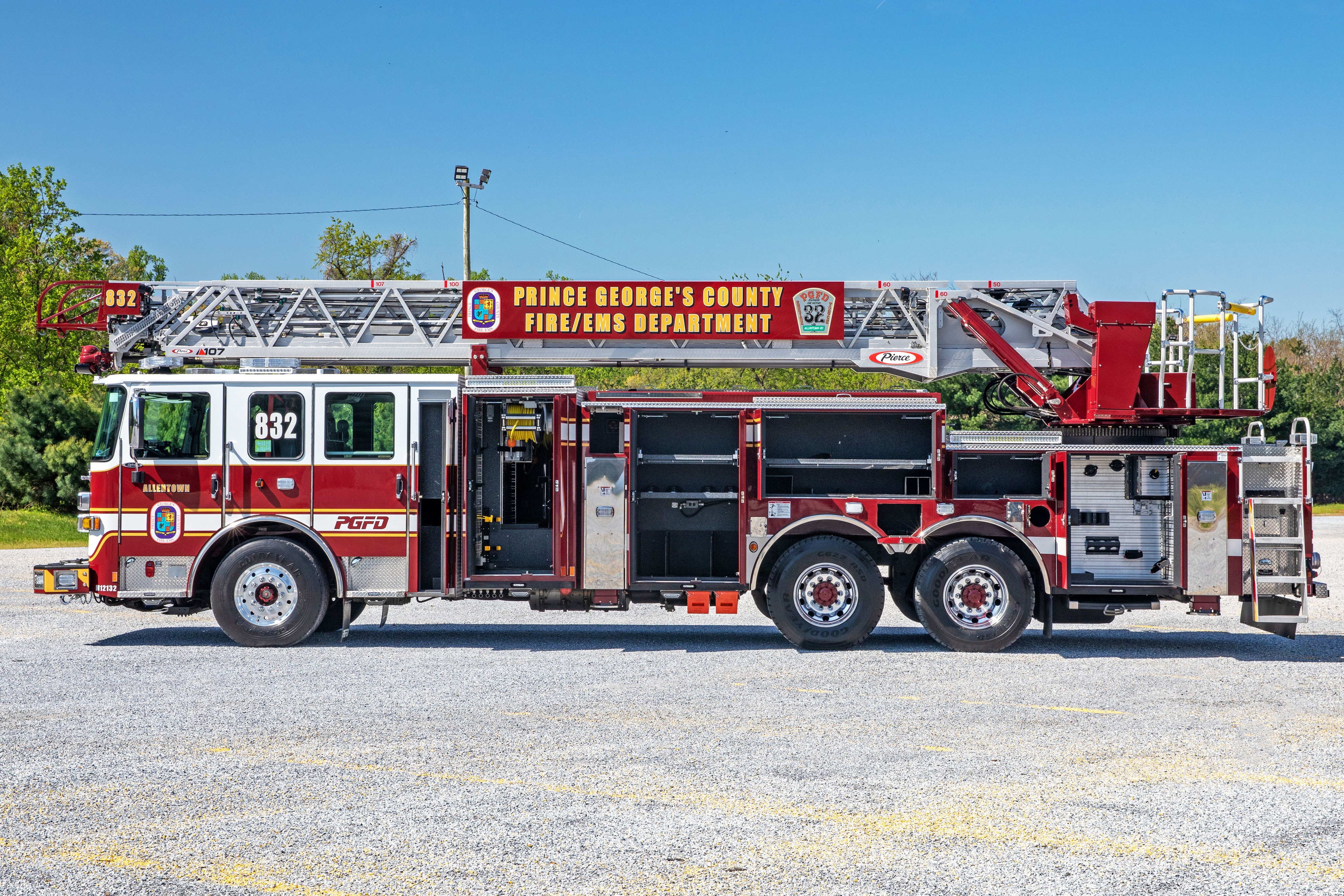 Drivers side compartmentation on aerial ladder fire apparatus