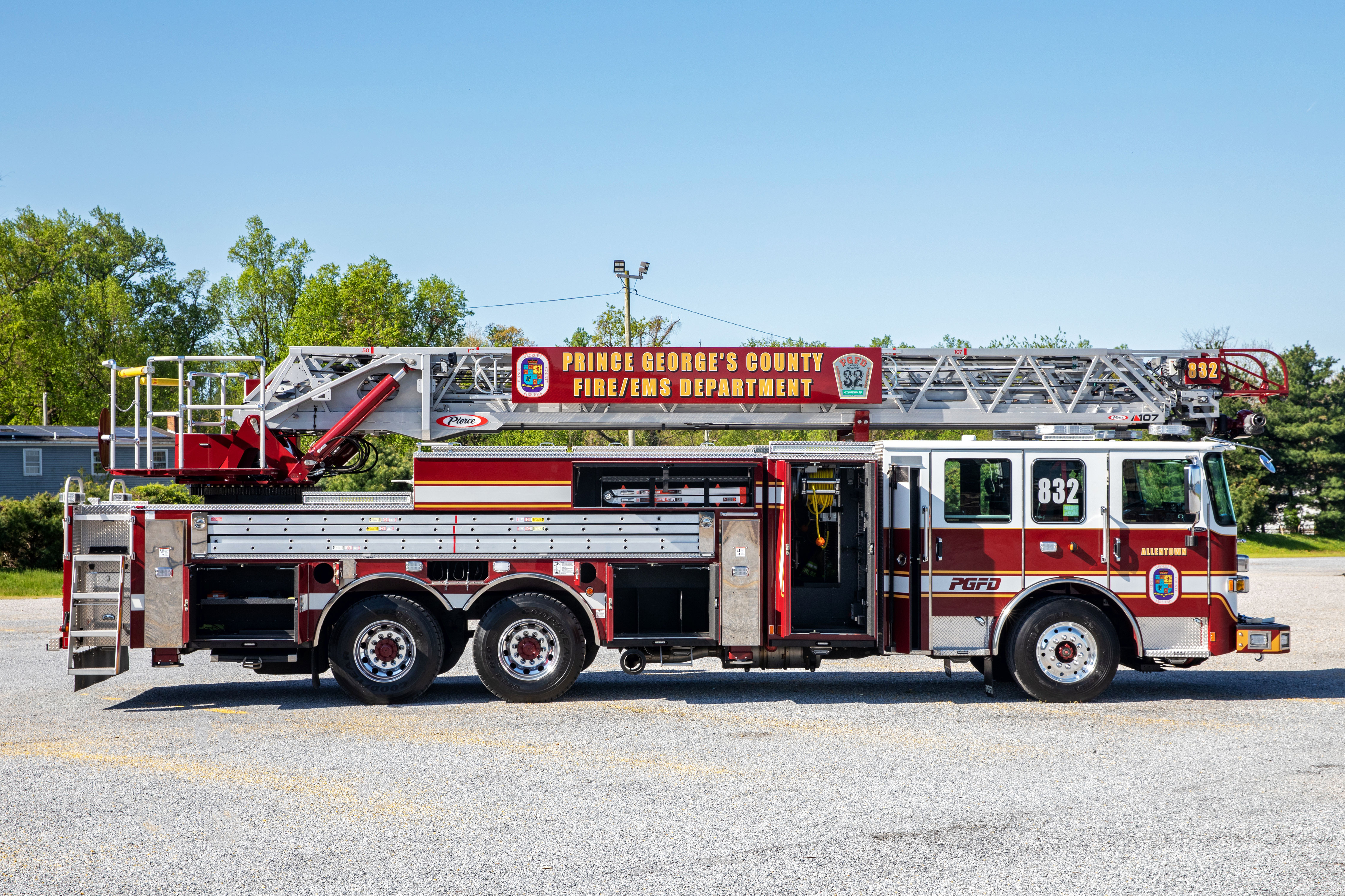 Officers side compartmentation on aerial lader fire truck