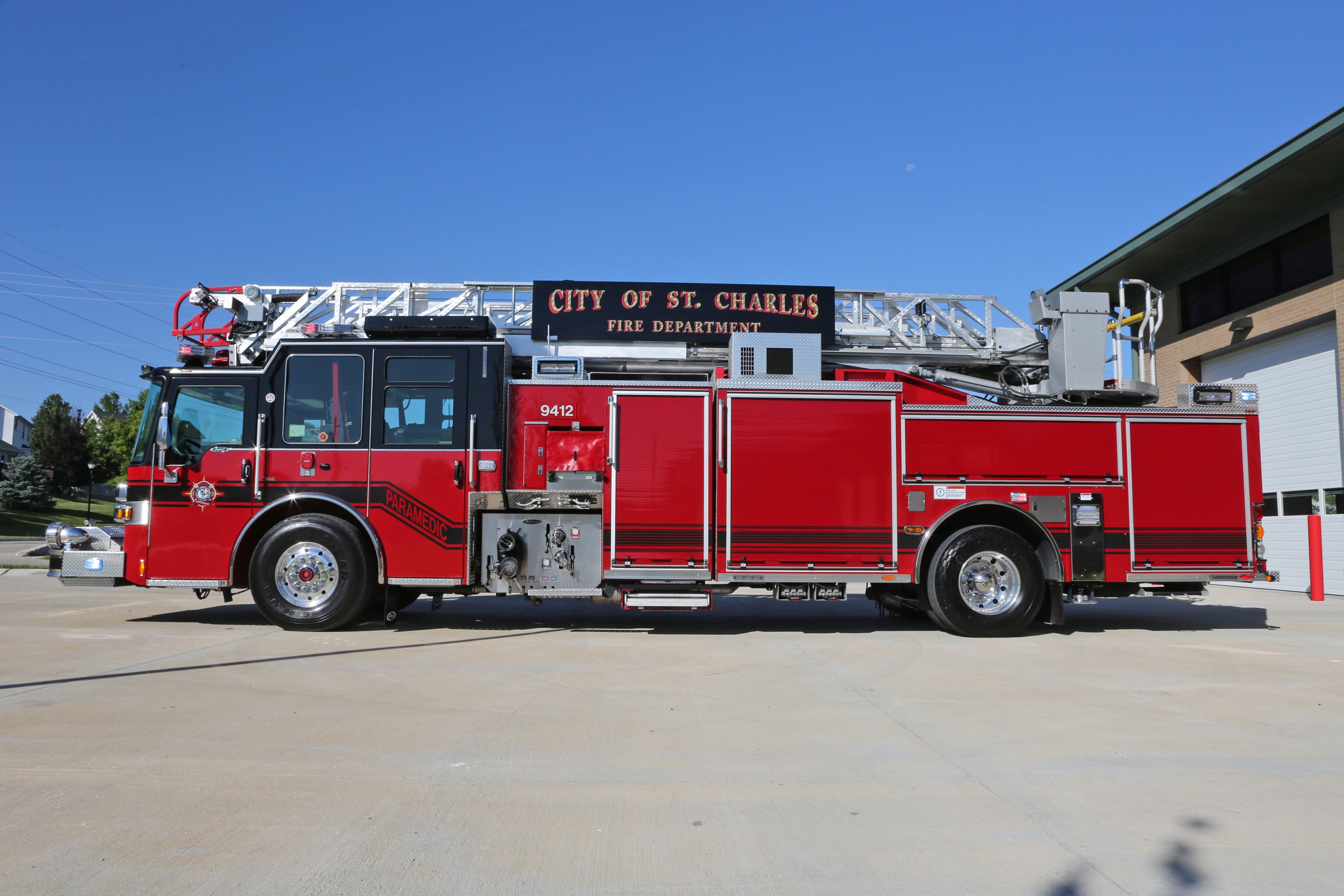 Pierce 75' Heavy-Duty Aluminum Aerial Ladder Fire Truck Drivers Side